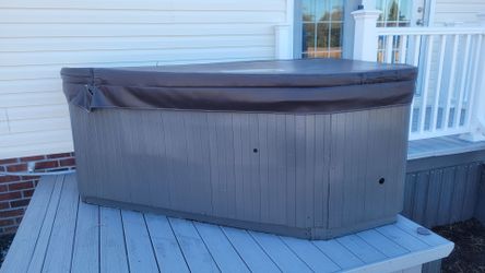 3-person 2022 Dr. Wellness Hot Tub