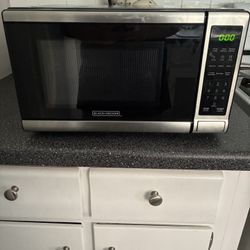 Black + Decker Countertop Microwave 