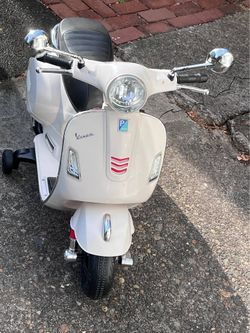 Huffy Vespa 17319 6v Ride On Toy Scooter For Kids