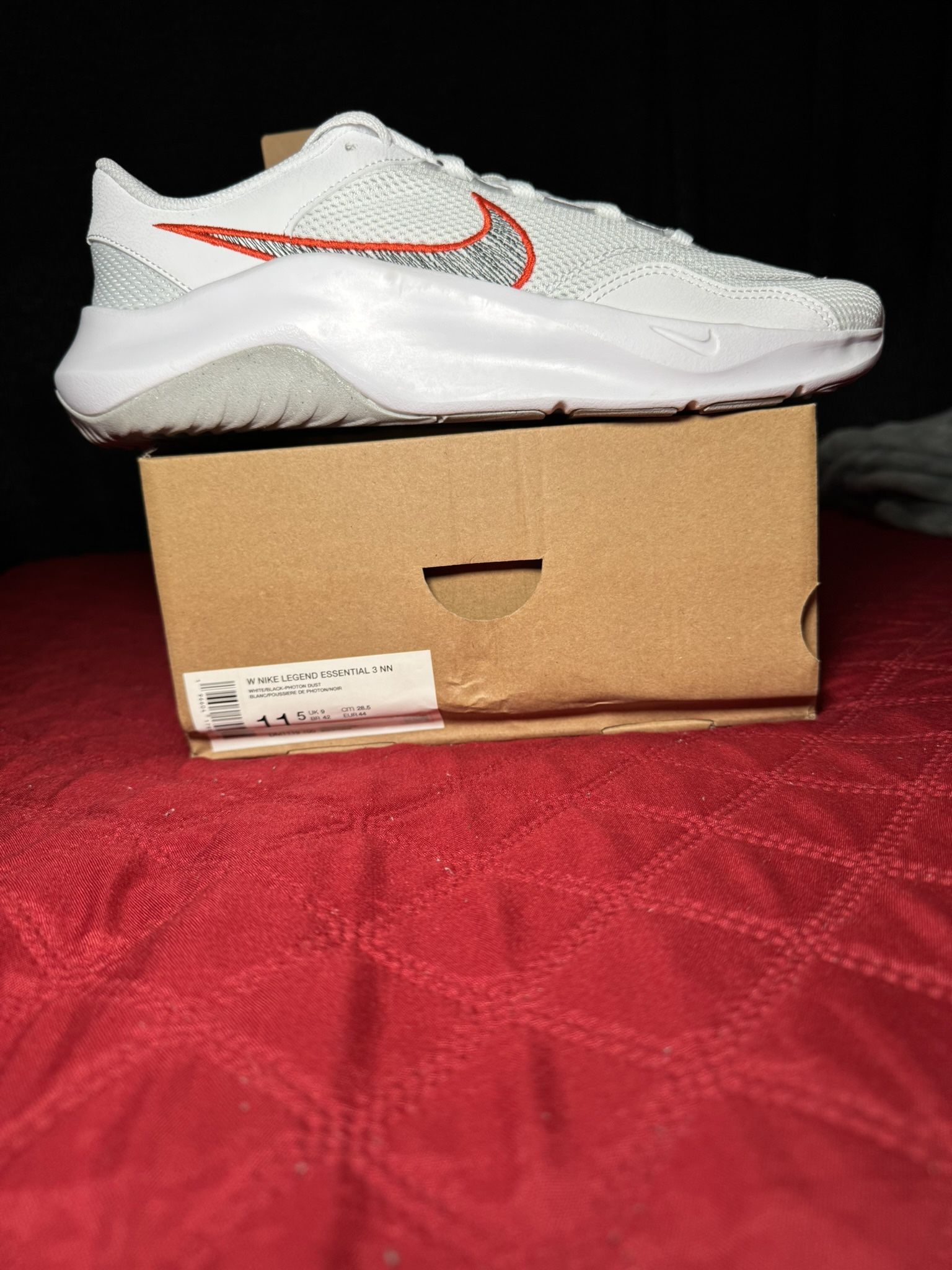 Nike Essentials 3 Size 9.5M