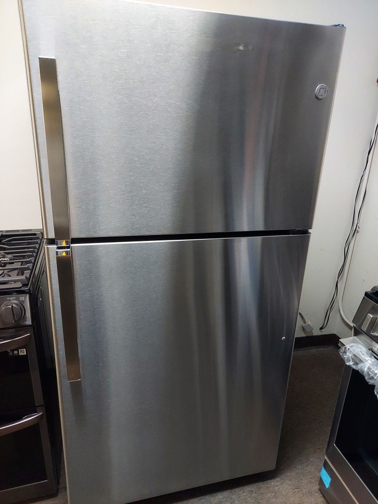 GE 21.9cu.ft Top-Freezer Refrigerator