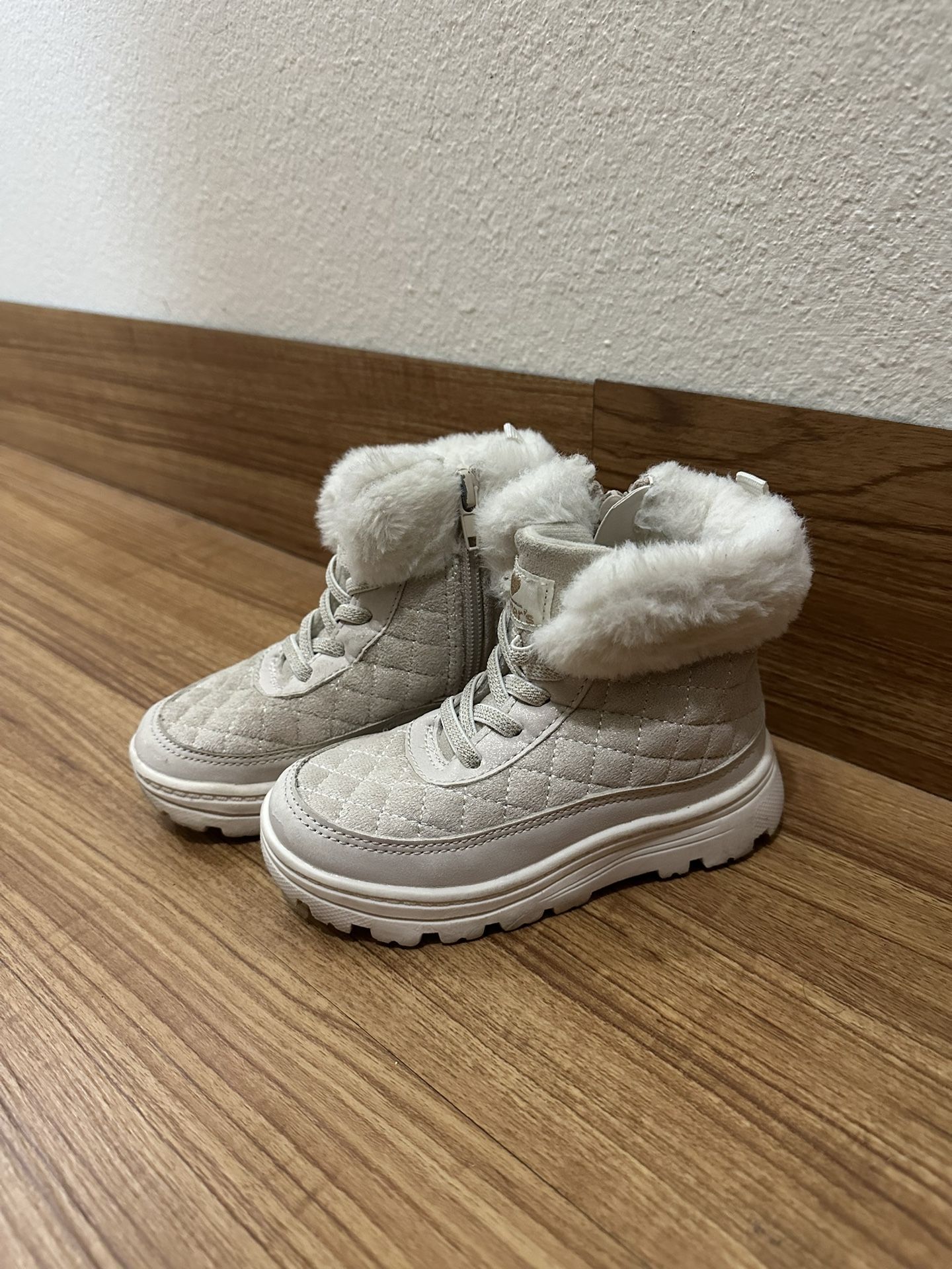 Carter’s Winter Boots – Size 8 – Excellent Condition