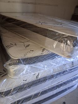 SE venden Colchones nuevos de 11 a 12 pulgadas de grueso con su box spring incluido

Colchones pillow top en plástico cerrados