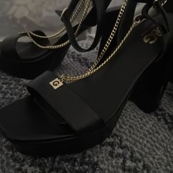 Size 8 GUESS HEEL