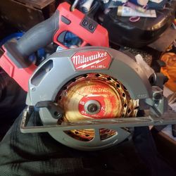 Milwaukee M18 FUEL Circular Saw