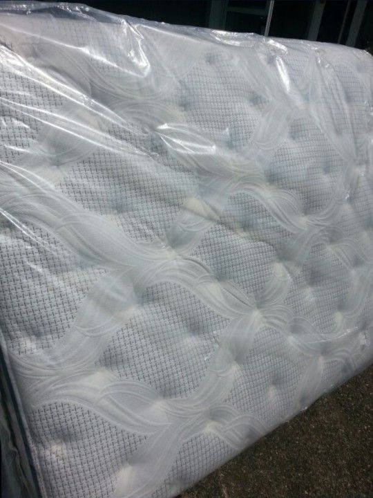 Like New Queen Size Beautyrest Mattress