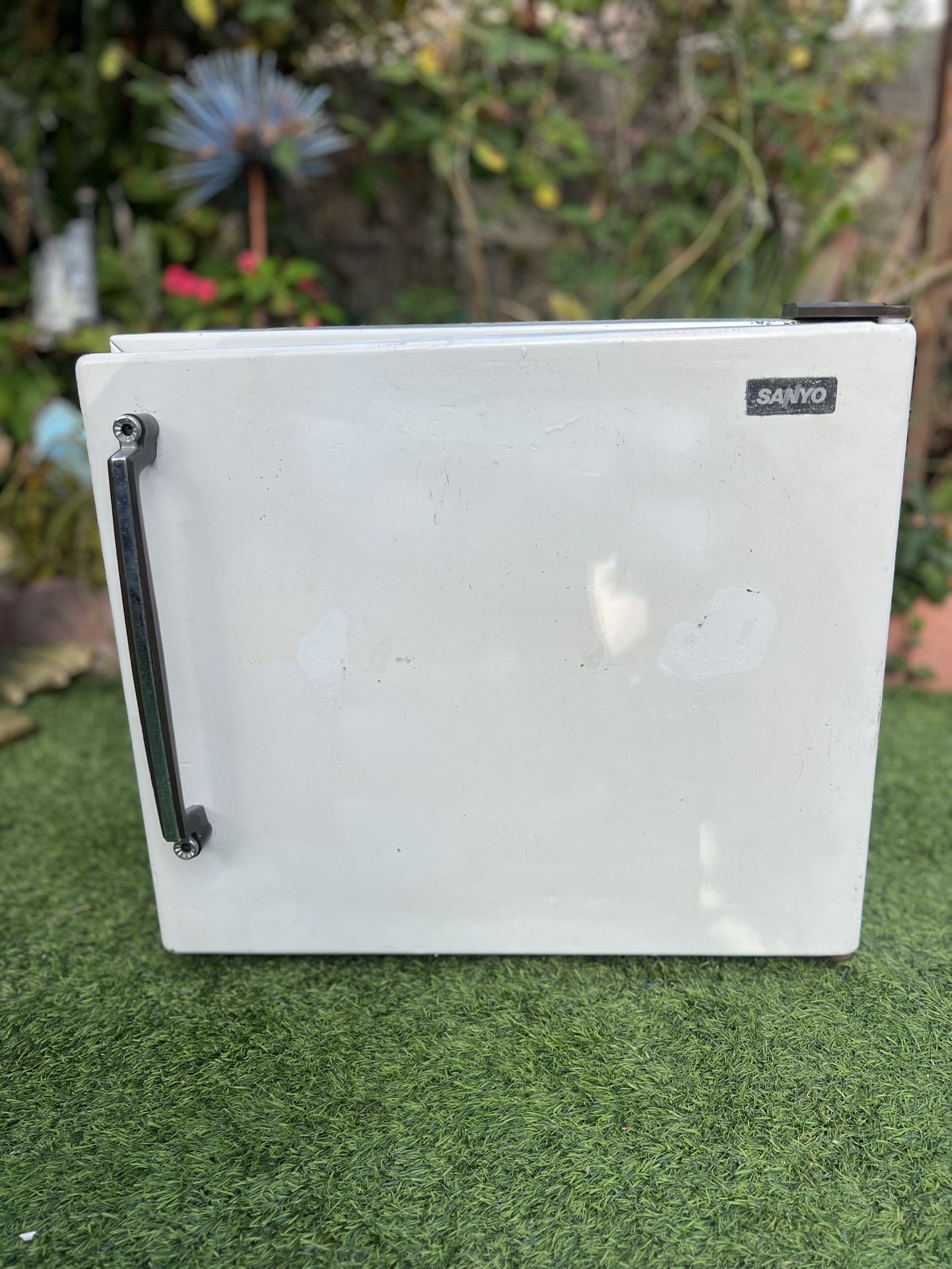 SANYO Mini Refrigerator Model No. SR4807X White