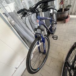 2-Bike Bundle: Schwinn Trailway Hybrid & Huffy Nel Lusso Cruiser