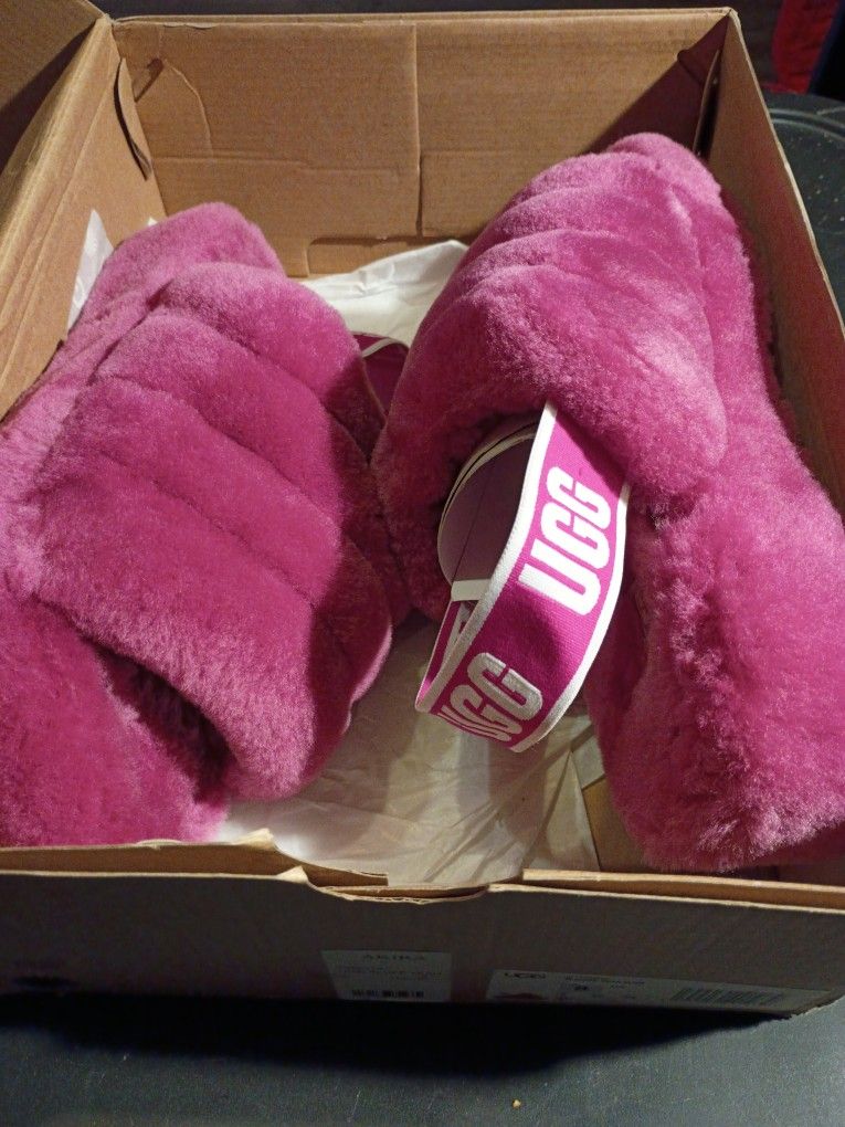 UGG FLUFF.  YEAH  SLIDES SIZE 8