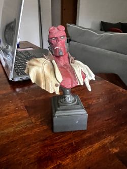 HELLBOY RESIN BUST COLLECTABLE
