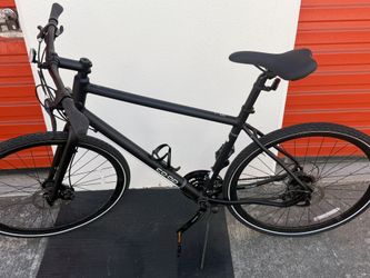 Co-op Cycles CTY 1.1 Hybrid Bike – Like New – 24 Speed – Disc Brakes – 700c