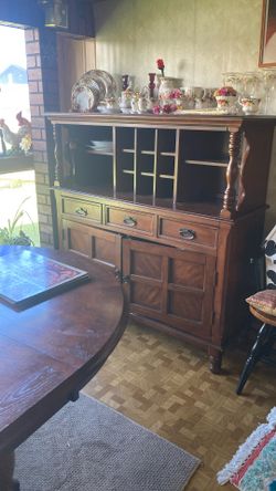 Table & Hutch With 6 Chairs 