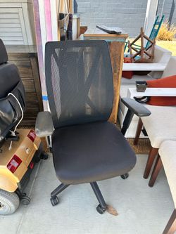 Ergonomic Mesh Office Chair – Adjustable Arms & Tilt – Black