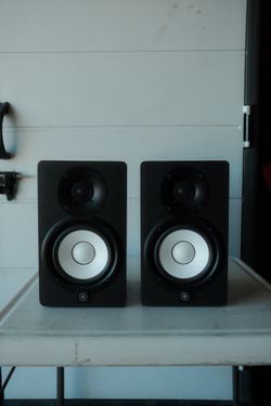 Yamaha HS8 8” 120W Powered Studio Monitor