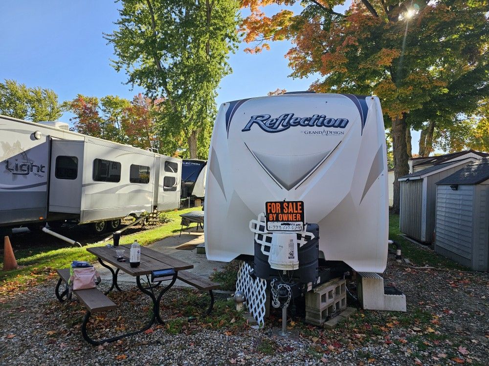 30 FT REFLECTION TRAVEL TRAILER ON LOT 46 AT LAKE SIDE RESORT IN NEW CARLISLE  IND