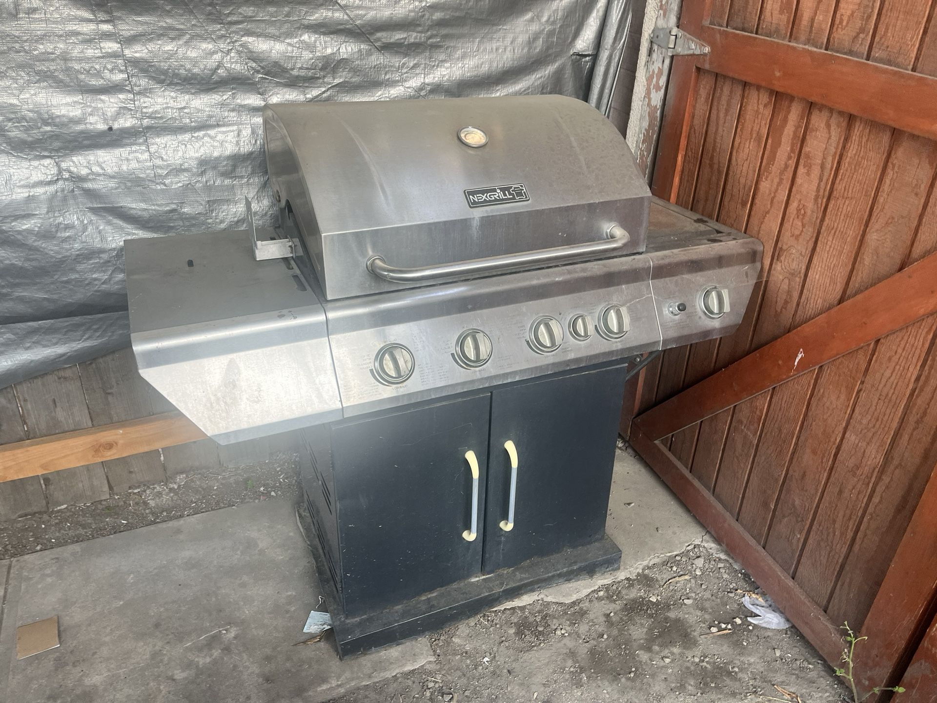 Grill in Stainless Steel with Side Burner 