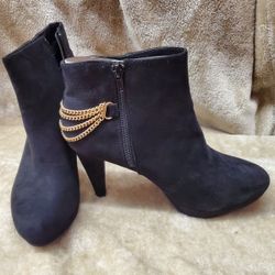 WOMENS 7 1/2 - BLACK BOOTS w/chain detail.