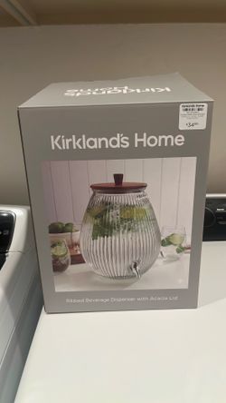 Ribbed beverage dispenser with Acacia lid￼