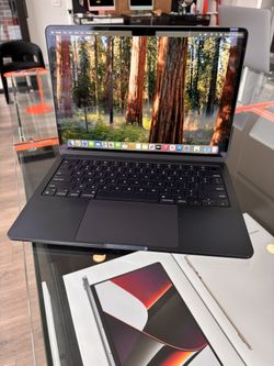 Apple 2024 MacBook Air 13” M3 Chip 16GB Ram  256SSD! 90 day warranty! We offer financing! 