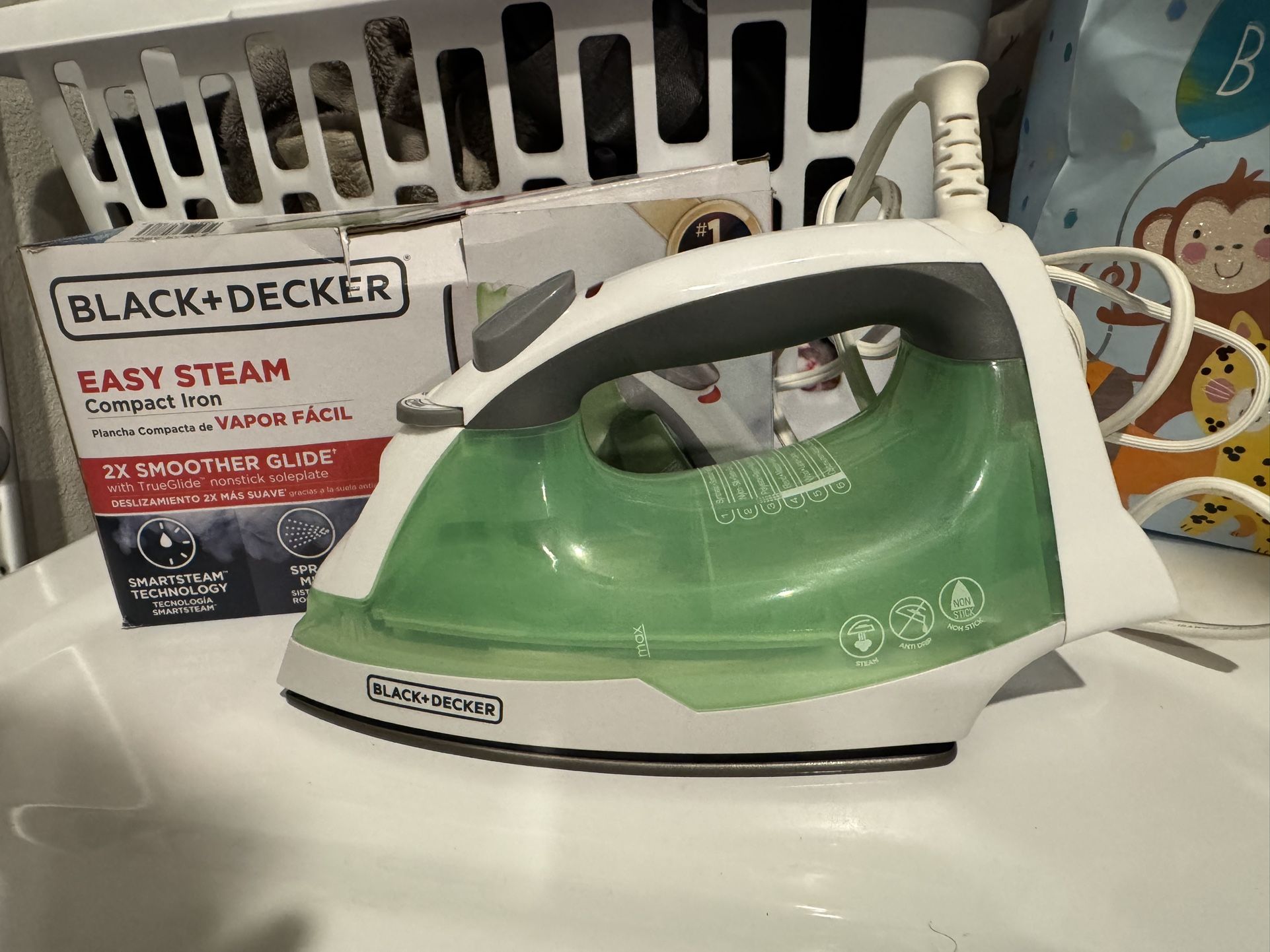 Black+Decker Plancha Compacta de Vapor Fácil 1200W con Controles de Vapor y Temperatura y Placa Base Antiadherente