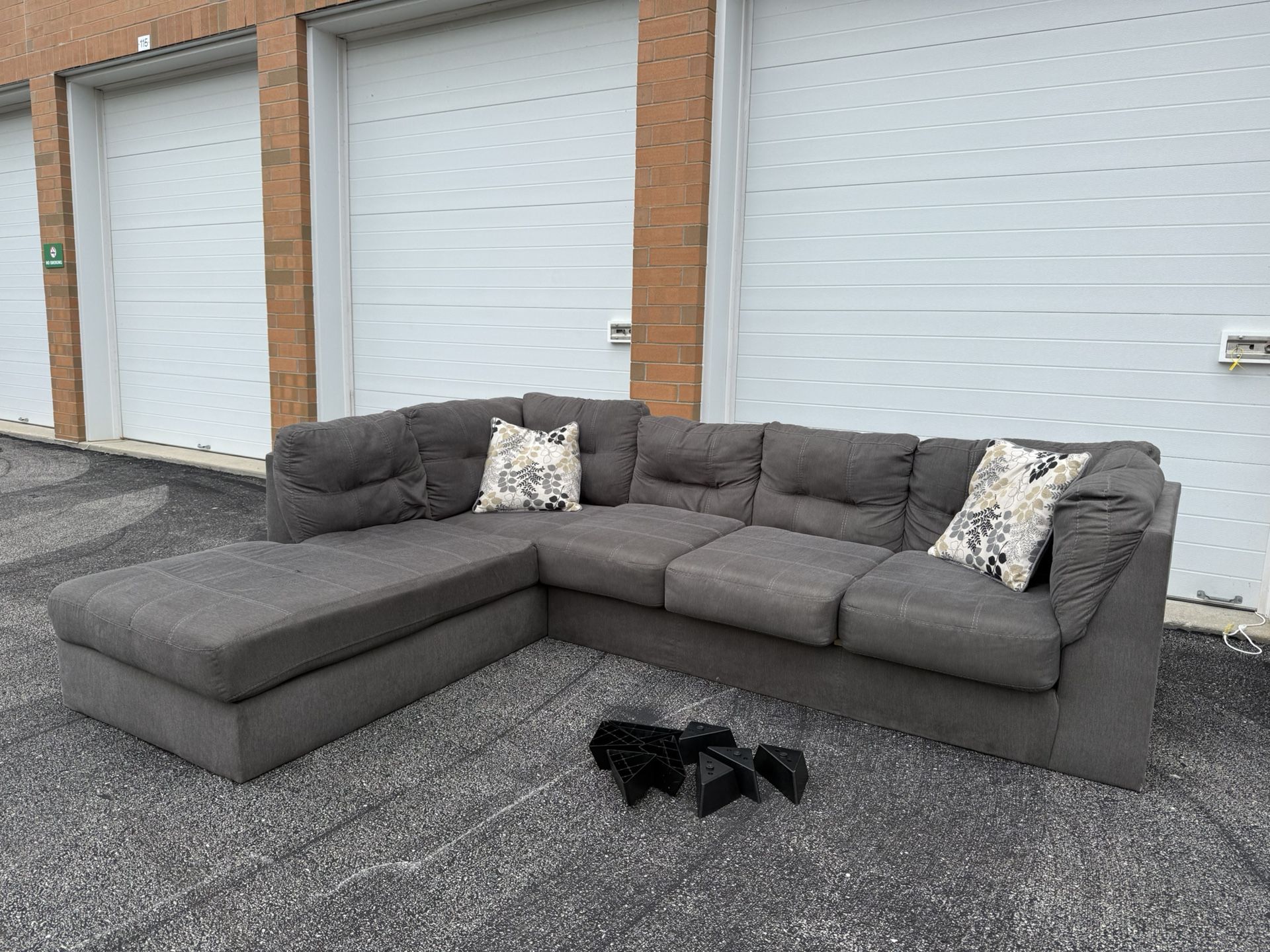 Ashley Furniture Gray 5-Seater Sectional with Chaise! ***Free Curbside Delivery***