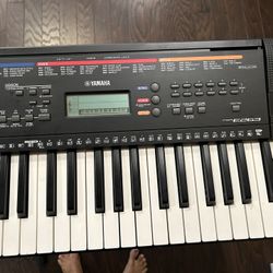 Yamaha 61 Key Portable Keyboard .