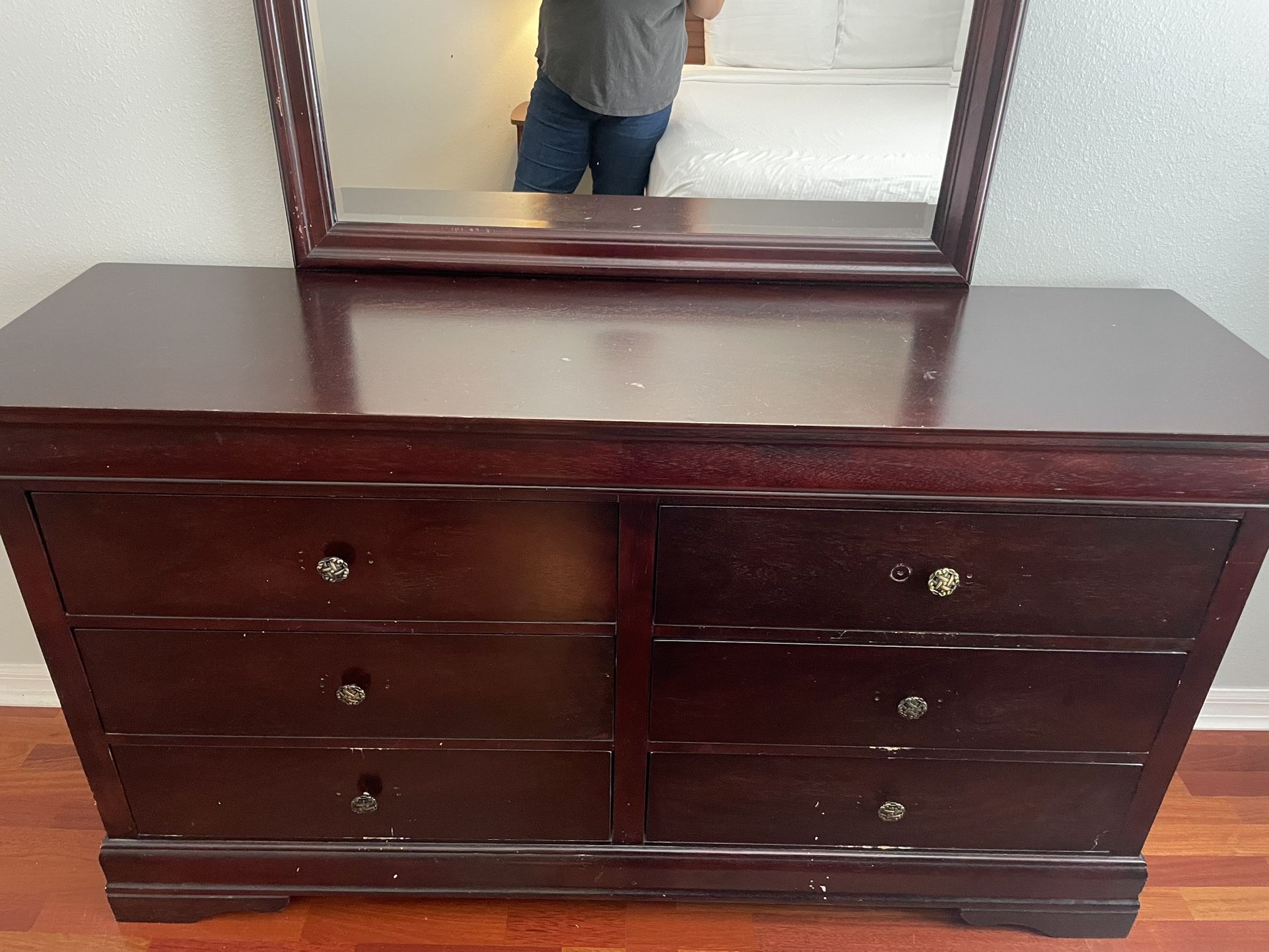 Dresser With Mirror 