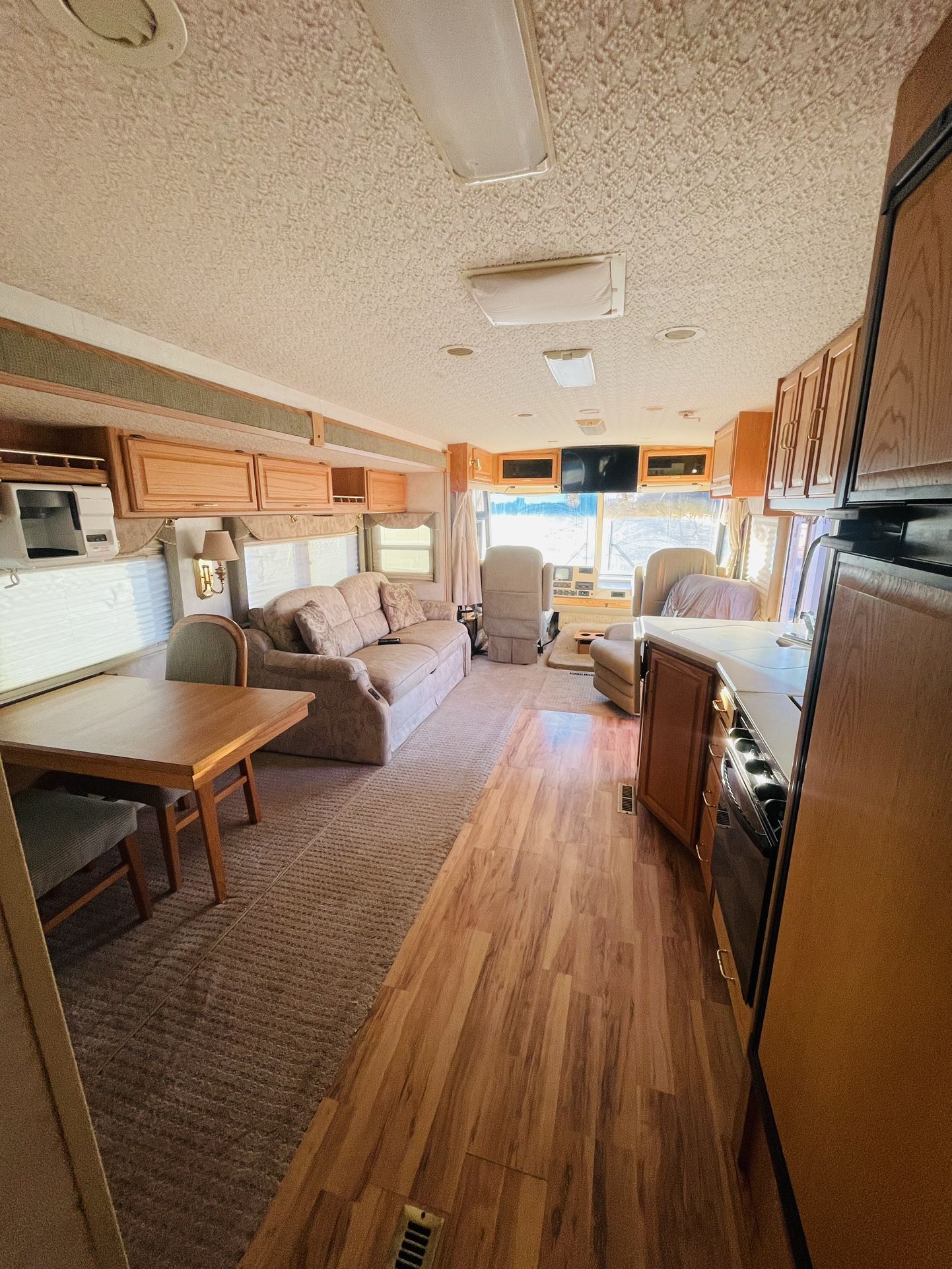 2003 winnebago Adventure