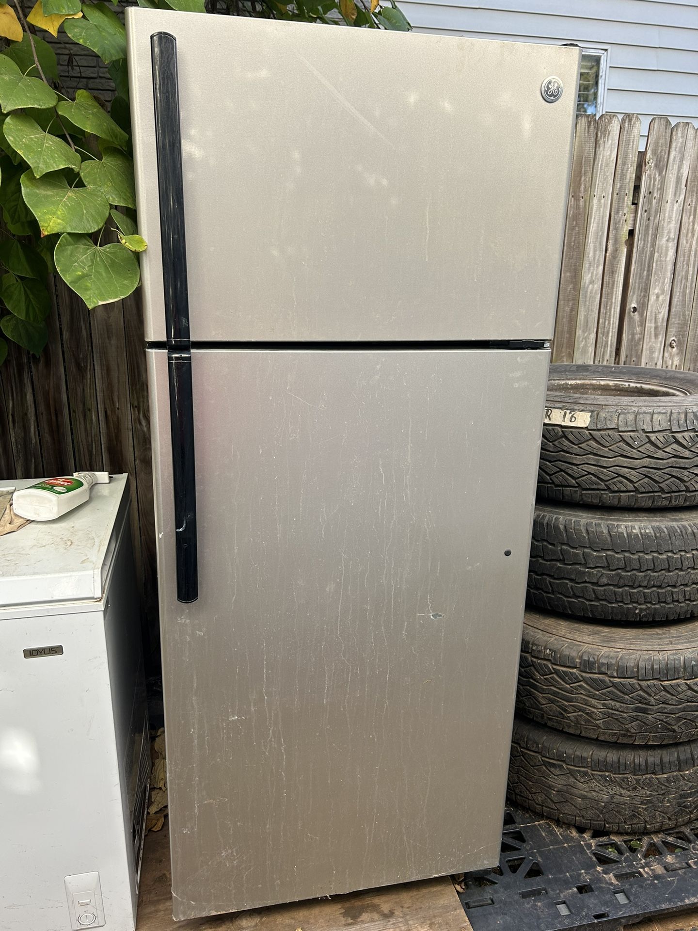 GE top Freezer Refrigerator Good Condition CASH ONLY WILL DELIVER FOR EXTRA 
