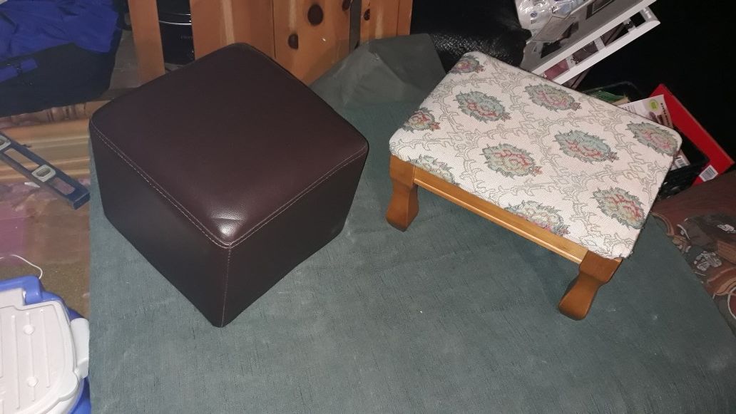 2 small foot stools 2 harly Davidson