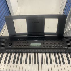 Yamaha Keyboard And Stand 