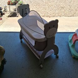 Baby Bassinet With Locking Wheels