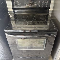 Black Glasstop Electric Stove w/self-cleaning oven
