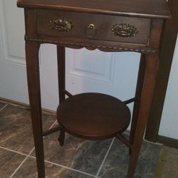 Vintage end table/Side table! Wood with pull out drawer! 