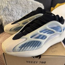 YEEZY 700