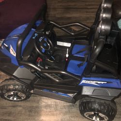 Carro Para Niños Eléctrico Viene Con Pila Y Cargador Todo Jalando Perfectamente 