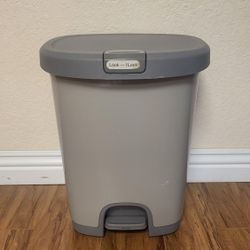 Plastic StepOn Trash Can, Like New ( tall 19")