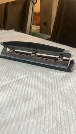 Swingline 3-hole paper punch newbrand 20 -sheet capacity  heavy  duty