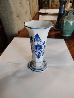 Vintage Delft Blue eles a Holland a legend 6" fluted vase