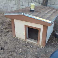 Large dog house / Casa grande para perro