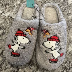 Women's Slippers Size M/L