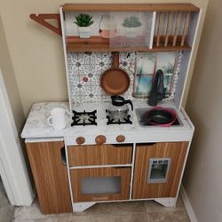 $20  Kidkraft  Kitchen Comes With Play Food $20