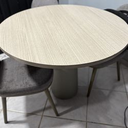 Tablet Set w/ chairs 