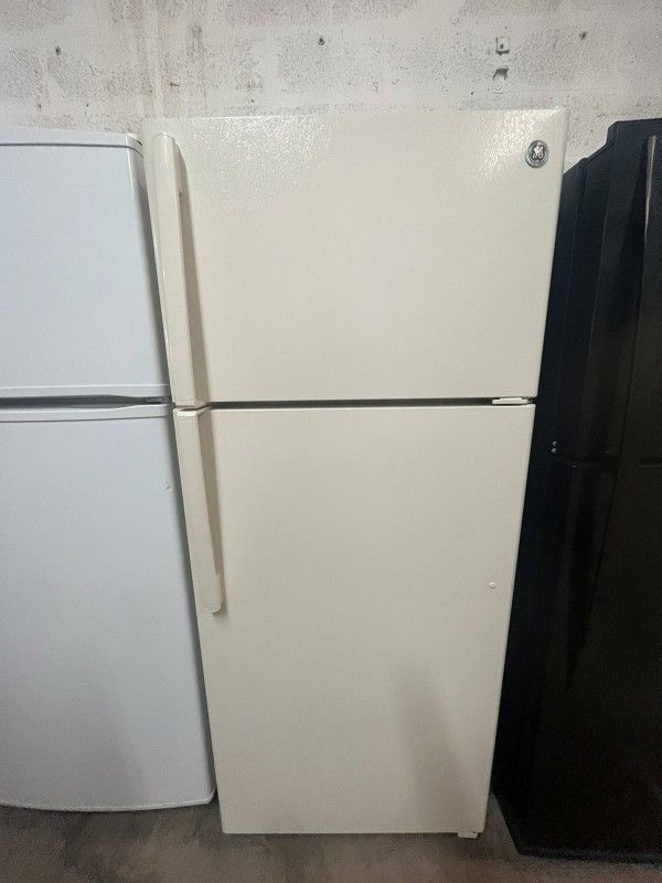 Refrigerator GE 28 Inch Wide Beige Great Condition for Sale in Hialeah
