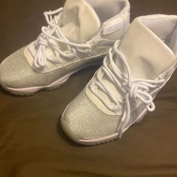 Jordan 11 White & Metallic Silver Size 8 Air Jordan 