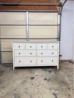 Beautiful white Ikea hemnes dresser with 8 drawers and glasstop