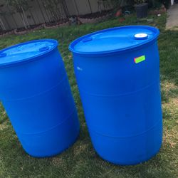 DRUMS PLASTIC DRUMS 55 GALLONS   FOOD GRADE   CLOSE  TOP   2 SMALL CAPS   $13 EACH  FOOD GRADE   ONLY 2 Available For Now  (((TAKE LAST 2 FOR  $24 )))