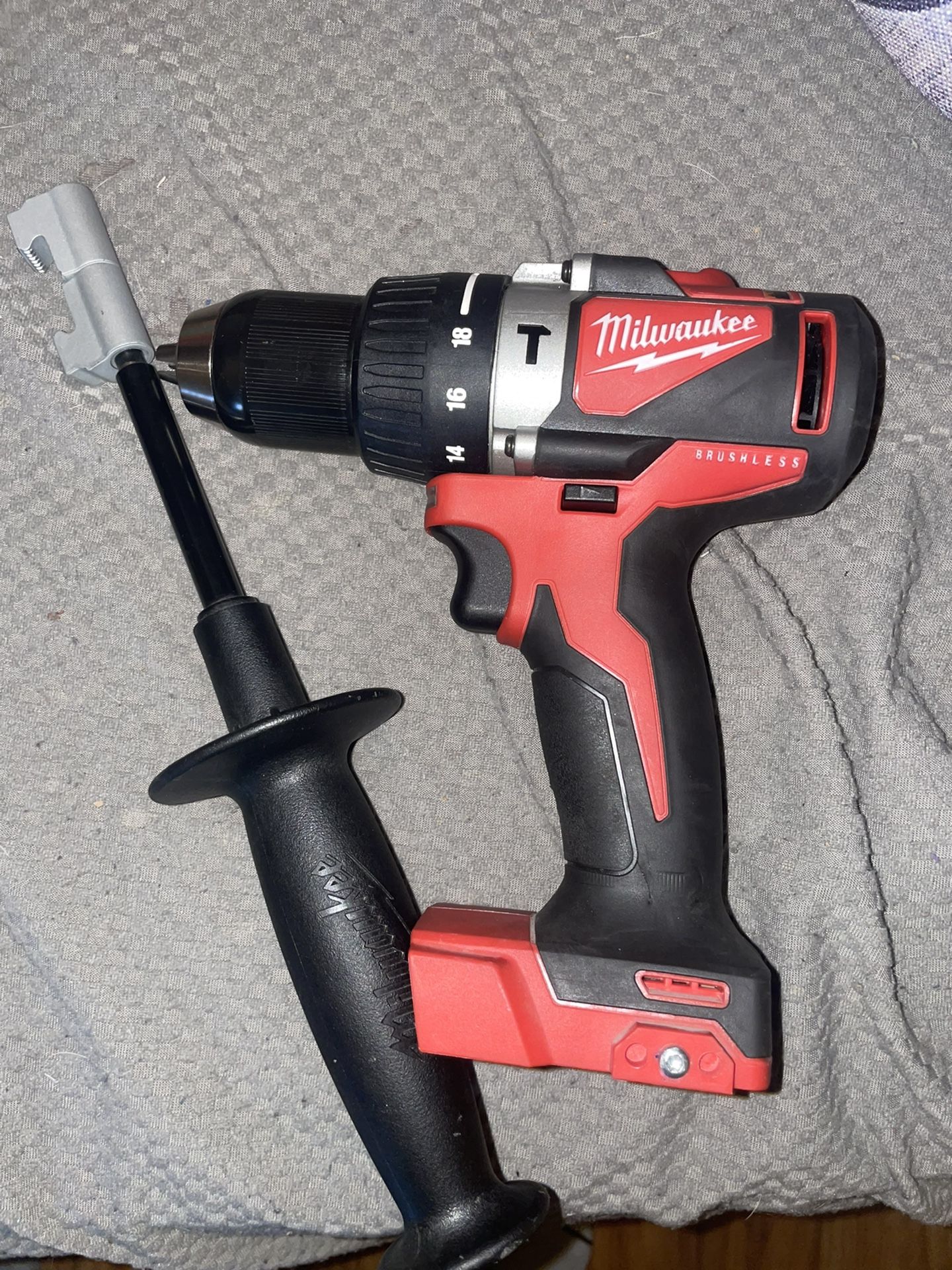 milwaukee m18 brushless hammer drill like new $60 firm TOOL ONLY.   sin pilas ni cargador 