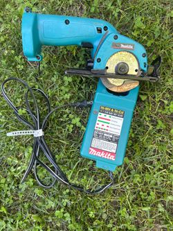 Battery operated Makita 3 3/8" circular saw 12v w wall charger no battery