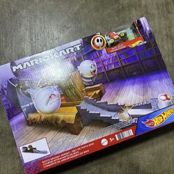 Mattel Hot Wheels Mario Kart Boo's Spooky Sprint Track Set